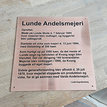 Dybdegraveret kobber Lunde Mejeri 350 x 350