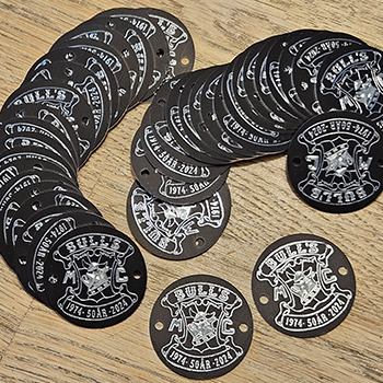 Dybdegraveret sort aluminium Bulls 2 350 x 350