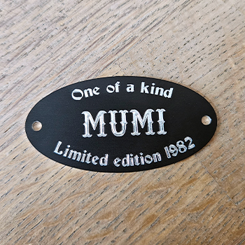 Dybdegraveret sort aluminium MUMI 350 x 350