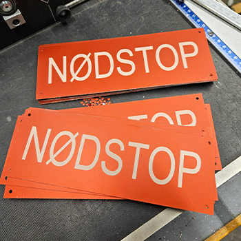 Lasergravering rød alu NØDSTOP 350 x 350