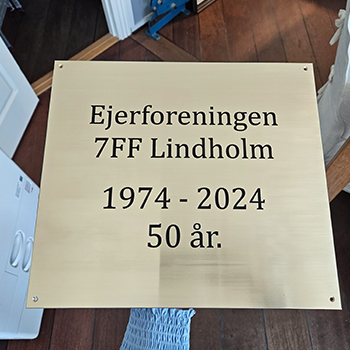dybdegravering messing 7FF boligforening 350 x 350
