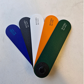 Pulverlakeret stål gravering - Nichba 350 x 350